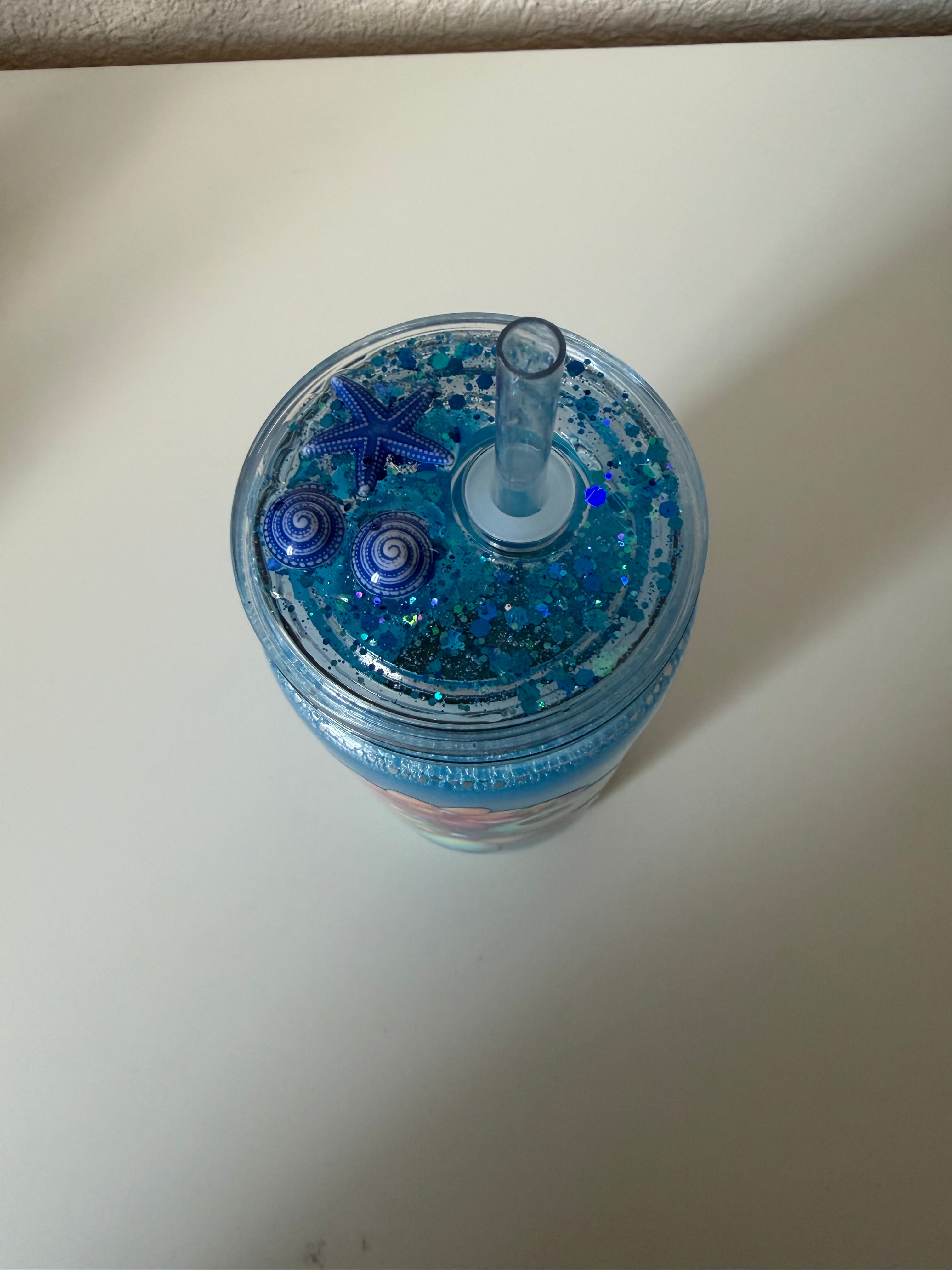 Meeresschatz Snowglobe Becher mit Sand & Steinchen – 16 oz