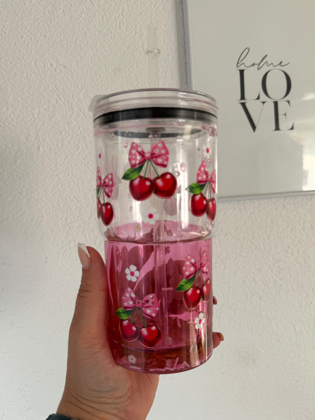 Kirschzauber Snowglobe Becher mit Honigeffekt – 18 oz