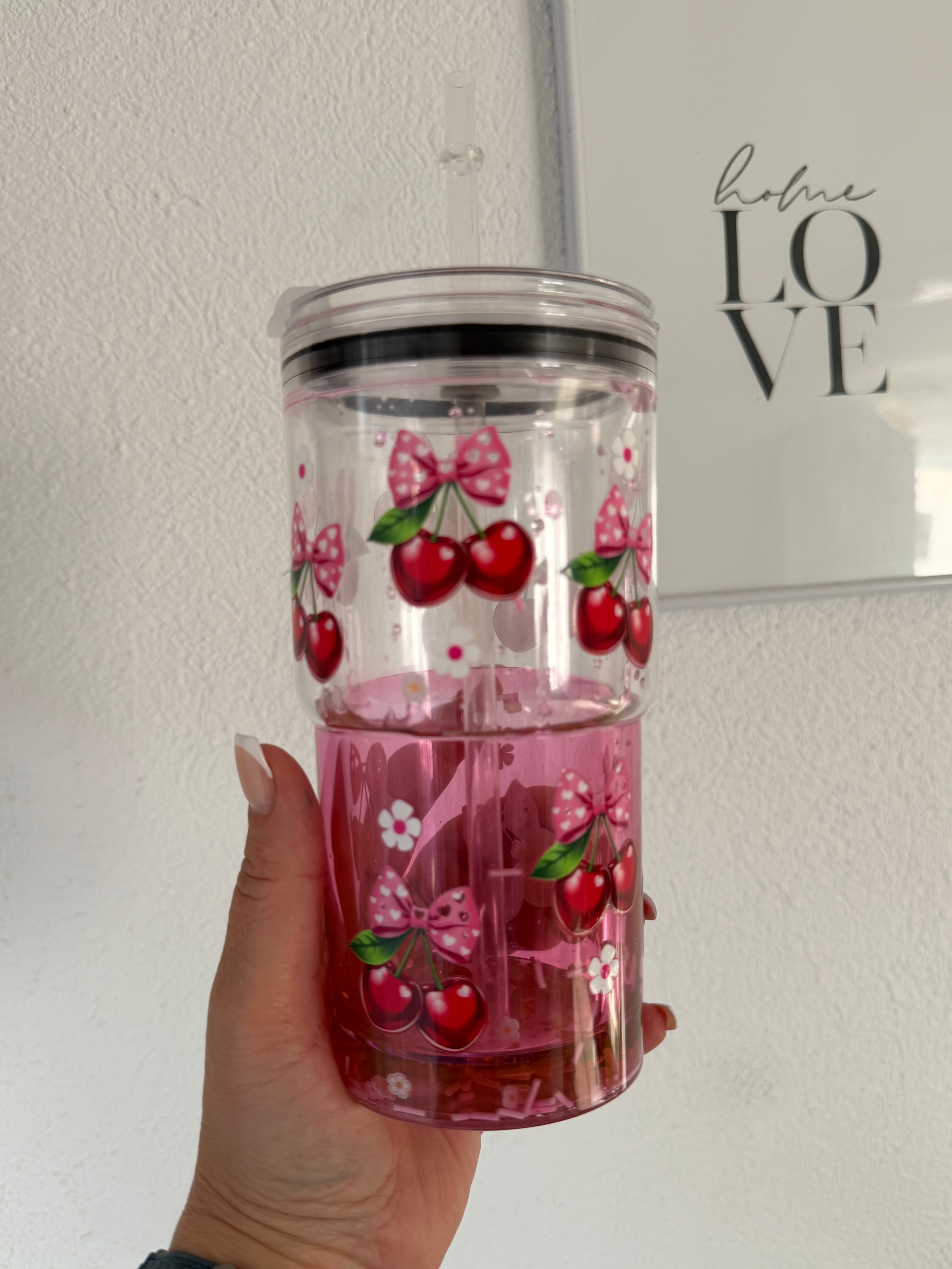 Kirschzauber Snowglobe Becher mit Honigeffekt – 18 oz